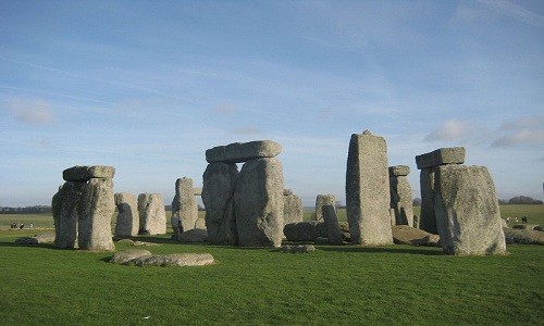 Luật sư mua bãi đá cổ Stonehenge tặng vợ