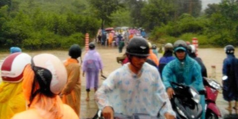 Quảng Nam: Mưa lớn, nước cuốn cả người và xe xuống sông