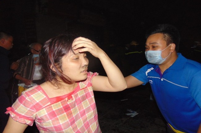 Hà Nội: Dùng thang cẩu giải cứu người dân khỏi tòa nhà bị cháy 