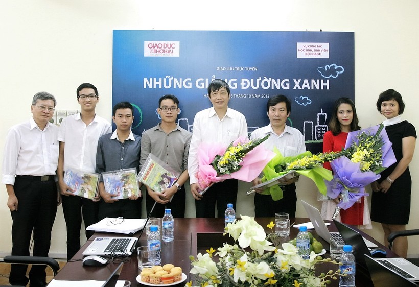 Nhà báo Nguyễn Quốc Chính – Phó TBT báo Giáo dục và Thời đại (đầu tiên từ trái qua) và TS Phạm Thị Thu Ba - chuyên viên Vụ Công tác HSSV (đầu tiên từ phải qua) chào mừng các vị khách mời