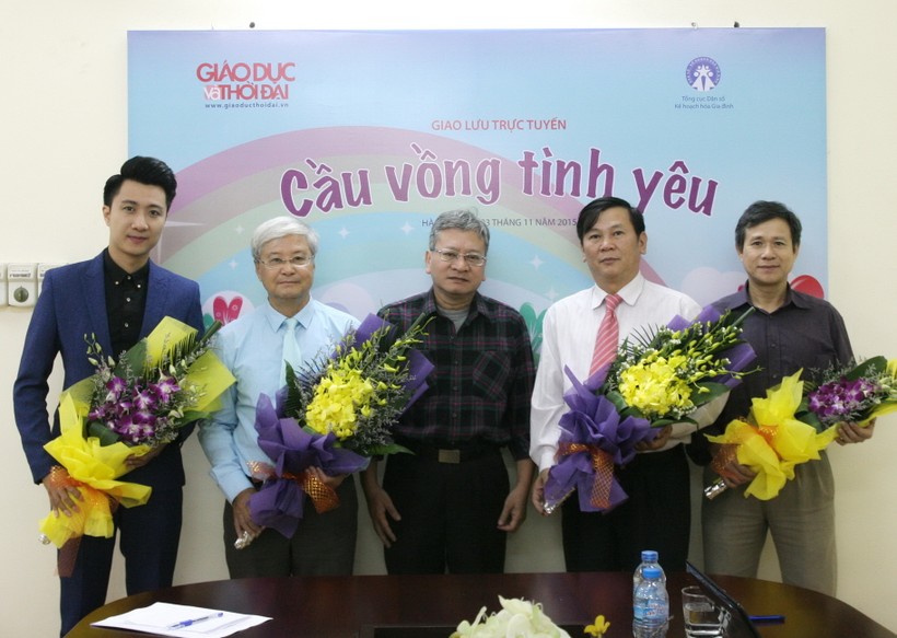Nhà báo Nguyễn Quốc Chính - Phó TBT báo Giáo dục và Thời đại (thứ ba từ trái qua) chào mừng các vị khách mời