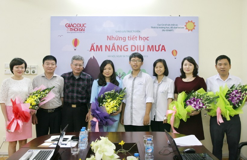 Nhà báo Nguyễn Quốc Chính - Phó TBT báo Giáo dục và Thời đại (thứ ba từ trái qua) - chào mừng các vị khách mời