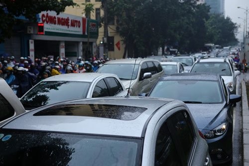 Hà Nội: Tắc đường kinh hoàng, người dân vác xe qua dải phân cách