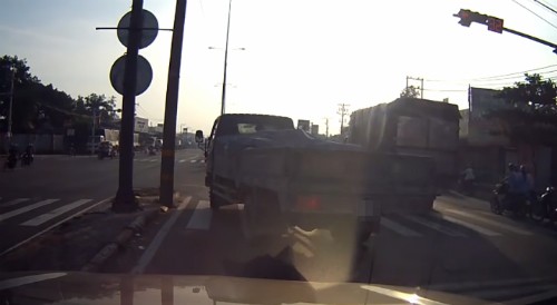 Tài xế tải dùng gậy sắt ép xe sau xóa video quay cảnh vi phạm