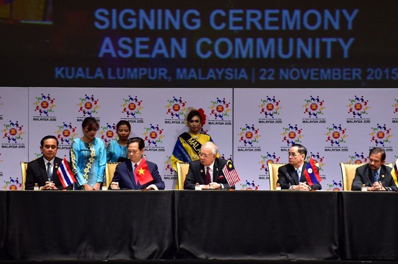 Thủ tướng Nguyễn Tấn Dũng và các nhà lãnh đạo ASEAN ký Tuyên bố Kuala Lumpur về việc thành lập Cộng đồng ASEAN. Ảnh: VGP