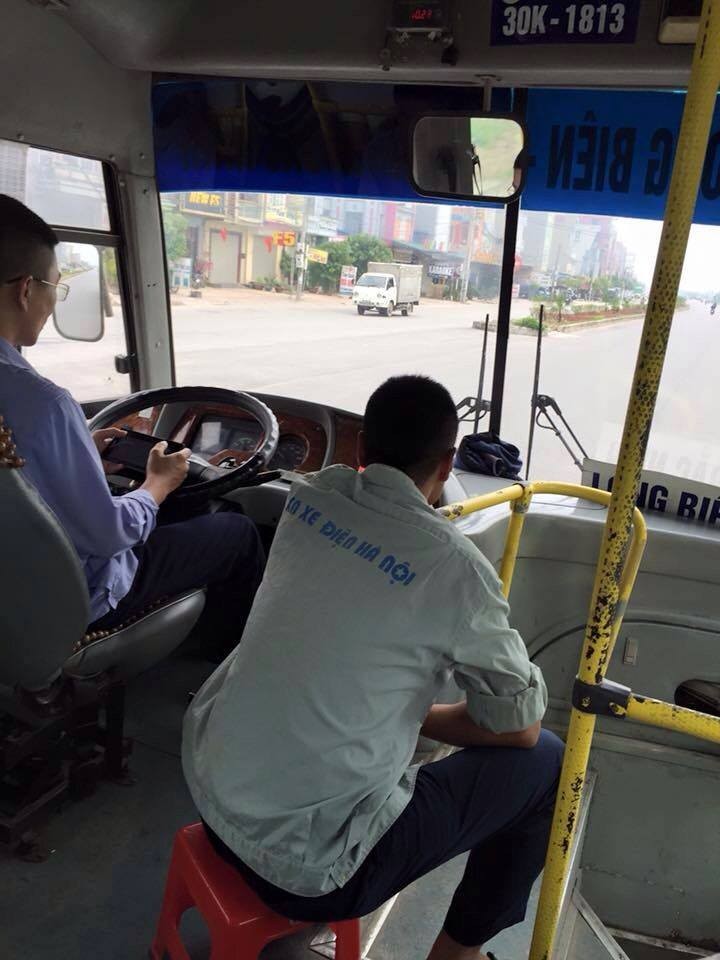 Tài xế công ty Xe Điện Hà Nội vừa lái xe vừa chơi game online