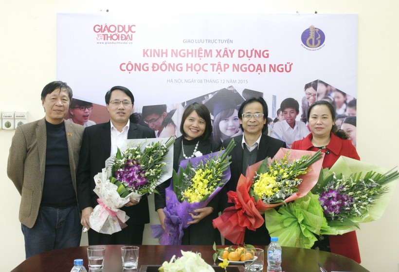 Nhà báo, TBT Nguyễn Ngọc Nam (đầu tiên từ trái qua) chào mừng các vị khách mời