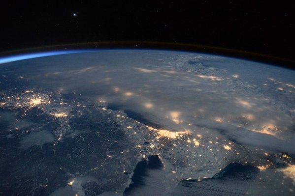 Hình ảnh tuyết phủ địa cầu huyền ảo nhìn từ vũ trụ