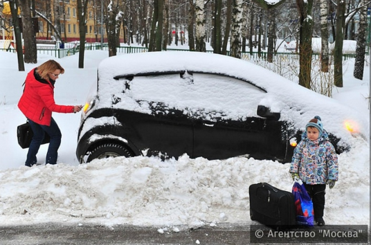 Tuyết rơi bất thường giữa mùa Xuân làm tê liệt cả Moskva