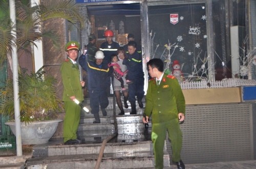 Quảng Ninh: Quán karaoke bốc cháy, 22 người hoảng loạn chạy thoát thân