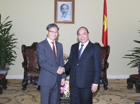 Phó Thủ tướng Nguyễn Xuân Phúc và Đại sứ Lào Thongsavanh Phomvihane. Ảnh: VGP
