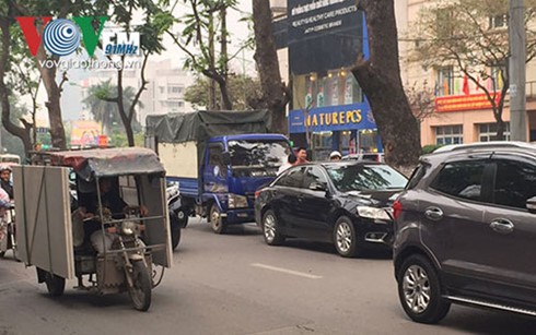 Tai nạn liên hoàn trên phố Hà Nội, gây tắc đường