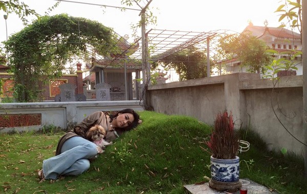 Hình ảnh gục bên mộ cha của ca sĩ Thanh Lam khiến nhiều người rơi lệ