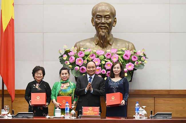 Thủ tướng Nguyễn Xuân Phúc tặng quà cho đại diện Quỹ Vừ A Dính