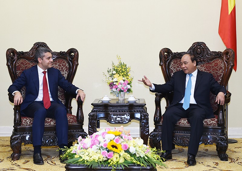 Thủ tướng Nguyễn Xuân Phúc khẳng định với Chủ tịch Ngân hàng Goldman Sachs châu Á, Việt Nam sẽ tạo điều kiện bảo đảm môi trường tốt nhất giúp cho các nhà đầu tư làm ăn hiệu quả. 