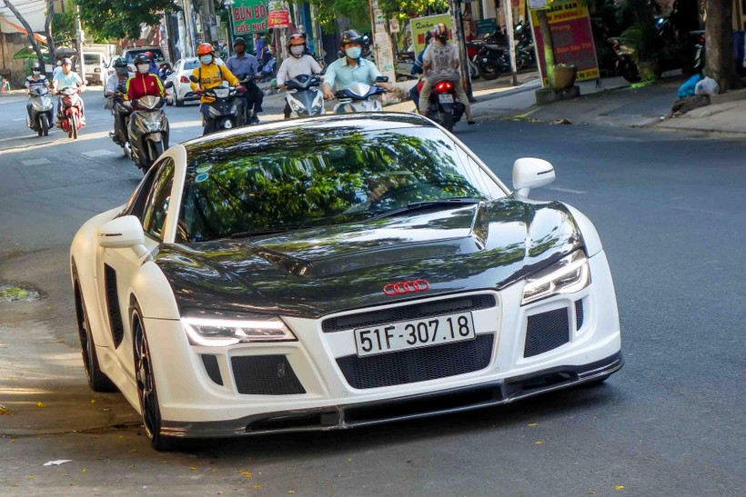 Siêu xe Audi R8 độ pô Capristo xuất hiện trên phố Sài Gòn