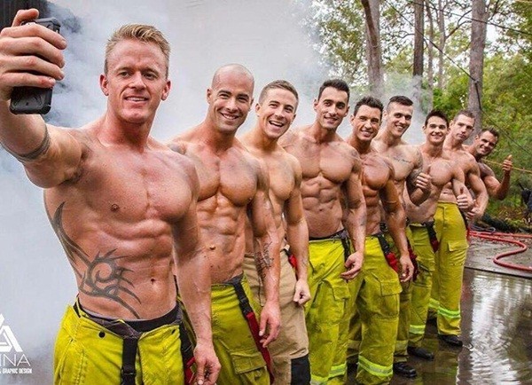 Dàn lính cứu hỏa khoe cơ bắp bên thú cưng