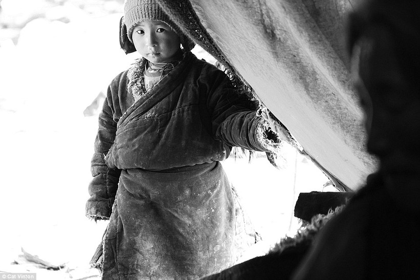 Cuộc sống không tiền, không công nghệ của bộ tộc ở Himalaya