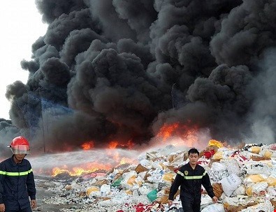 Cháy kho phế liệu ở Đồng Nai, cột khói bốc cao hàng chục mét