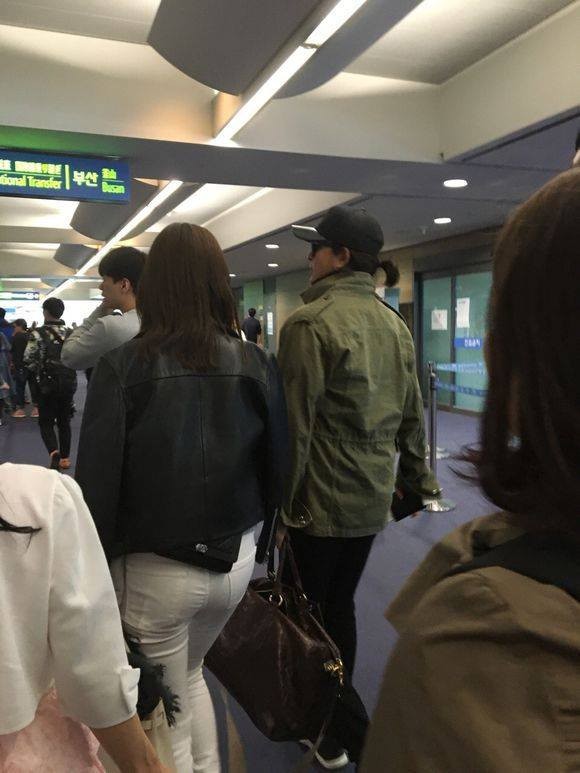 Lộ ảnh Bae Yong Joon chăm sóc vợ bầu tại sân bay