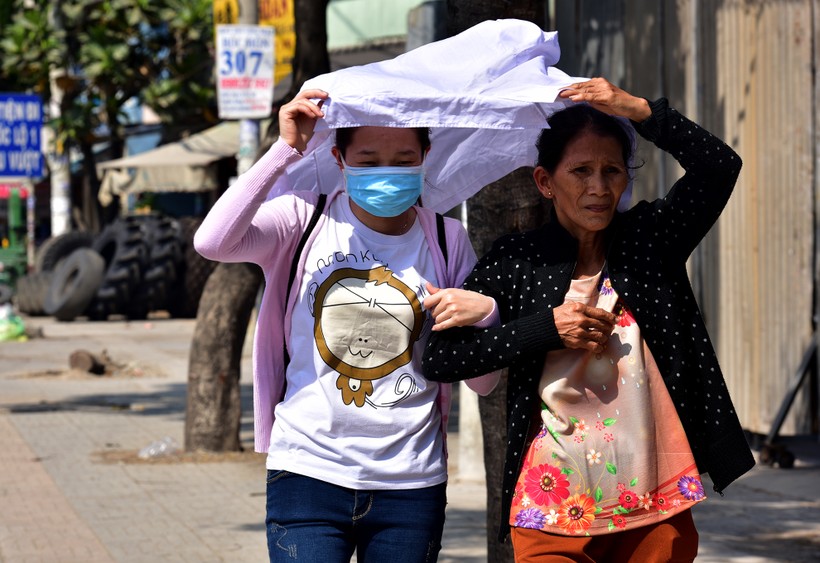 Khốn khổ chống nóng 38 độ C ở Sài Gòn
