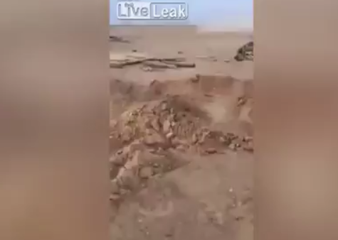 Phát hiện hố lạ phun cát cao hàng chục mét trên sa mạc