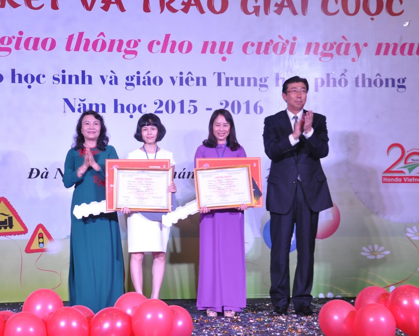 Thứ trưởng Nguyễn Thị Nghĩa và ông Minoru Kato trao giải cho các giáo viên