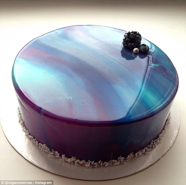 Độc đáo những chiếc bánh ngọt có lớp phủ bóng loáng như gương