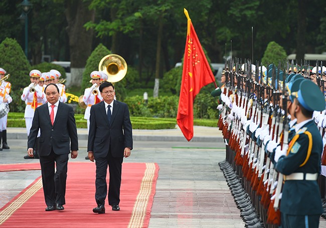 Thủ tướng Chính phủ Nguyễn Xuân Phúc, Thủ tướng Chính phủ CHDCND Lào Thongloun Sisoulith duyệt đội danh dự