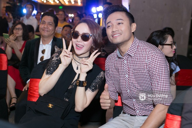 Minh Hằng cực dễ thương bên cạnh Quý Bình tại tuần lễ phim Việt