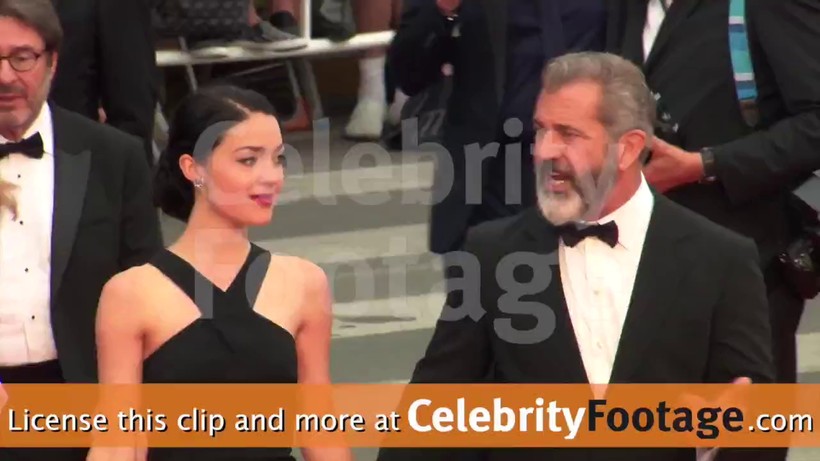 Mel Gibson ngọt ngào bên bạn gái kém 35 tuổi