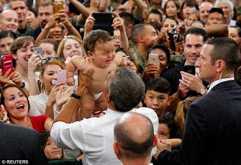 Tổng thống Obama trổ tài dỗ trẻ ở Nhật Bản