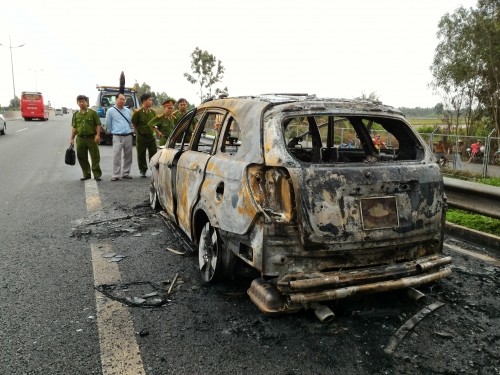 Xe ô tô 7 chỗ bất ngờ phát hỏa, cháy trơ khung trên cao tốc