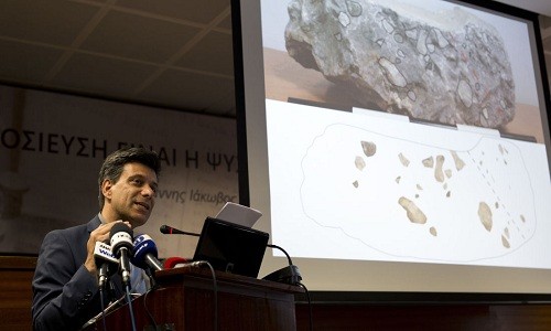 Nhà khảo cổ Christofilis Maggidis công bố phát hiện. Ảnh: AP.

