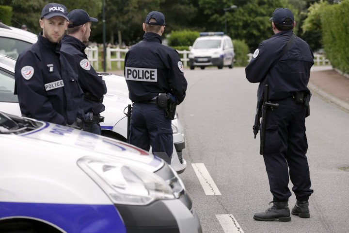 Nước Pháp đau đầu trước bài toán biểu tình và nguy cơ khủng bố