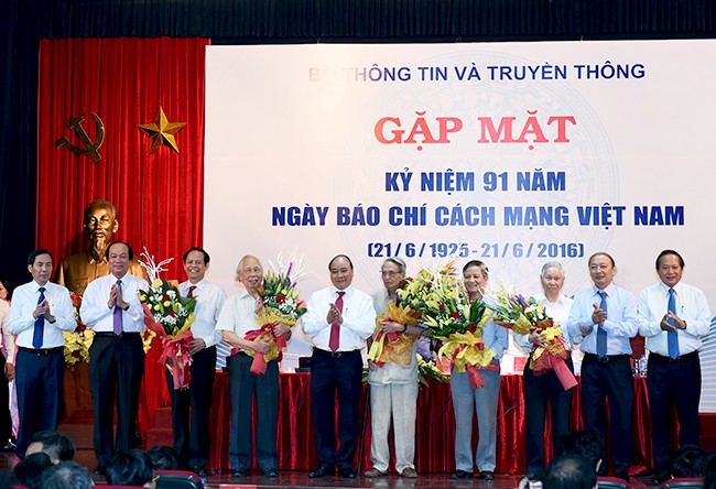 Thủ tướng Nguyễn Xuân Phúc tặng hoa các nhà báo lão thành