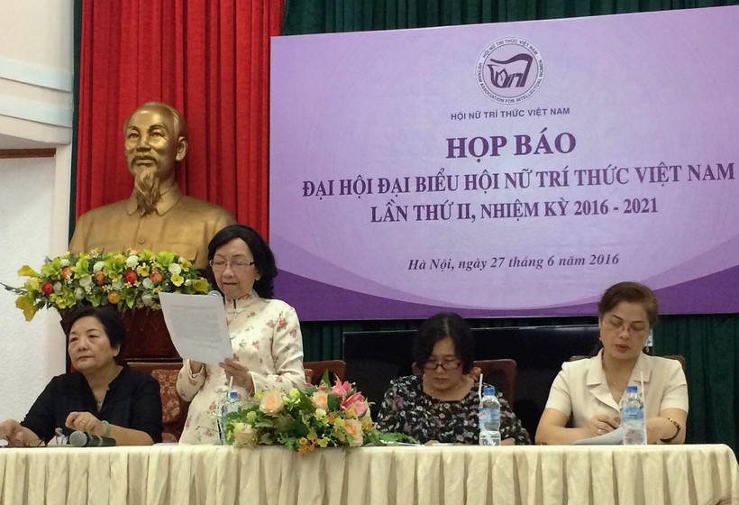 GS.TSKH Phạm Thị Trân Châu phát biểu tại buổi họp báo