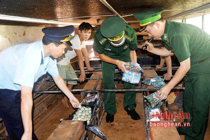 Hành khách khiếp sợ khi biết xe khách Việt - Lào chở pháo lậu