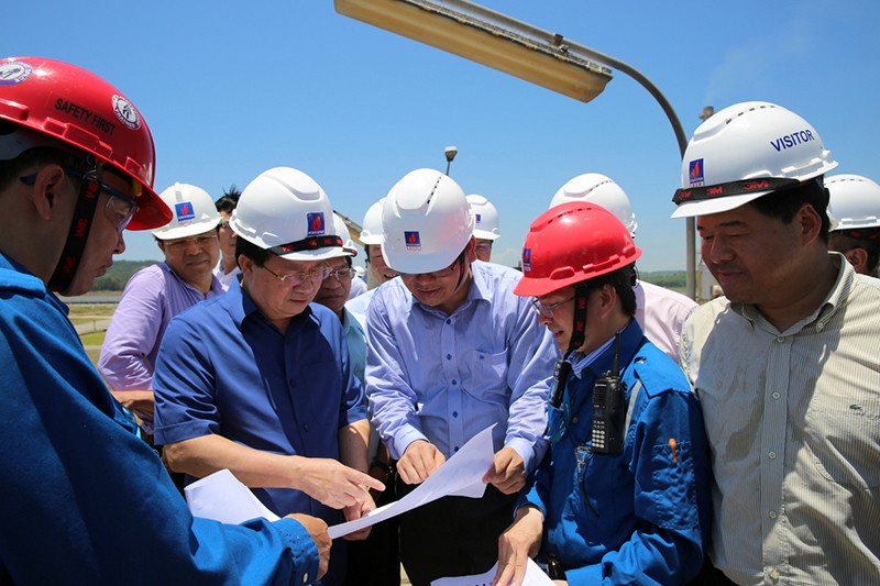 Phó Thủ tướng Trịnh Đình Dũng đặc biệt quan tâm và yêu cầu kiểm tra hệ thống xử lý chất thải của Nhà máy lọc hóa dầu Bình Sơn. Ảnh: VGP