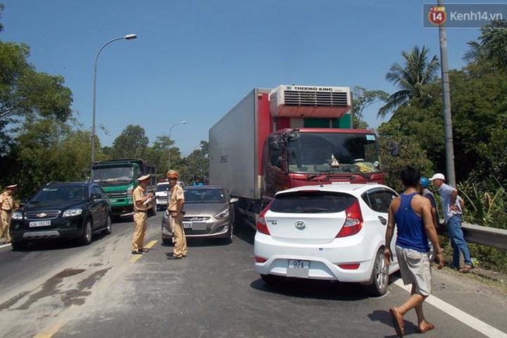 Tai nạn liên hoàn giữa 2 ôtô con và 1 xe tải, nhiều người la hét hoảng loạn