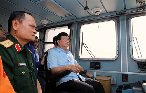 Phó Thủ tướng Trịnh Đình Dũng thị sát hoạt động của cụm cảng Cái Mép-Thị Vải. Ảnh: VGP