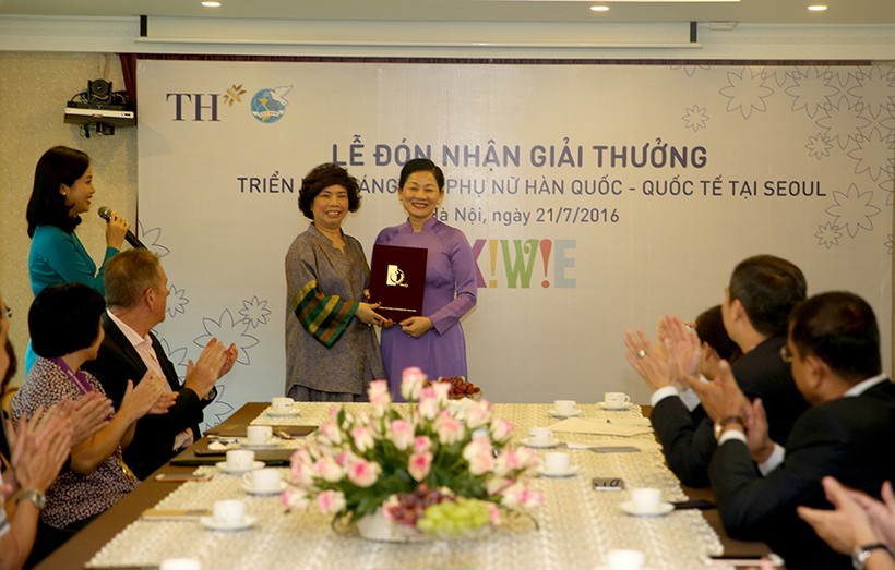 Bà Thái Hương- Chủ tịch HĐQT tập đoàn TH (trái) đón nhận giải đặc biệt của Ban Tổ chức KIWIE do bà Trần Thị Hương- Phó Chủ tịch Hội Liên hiệp Phụ nữ Việt Nam trao lại.