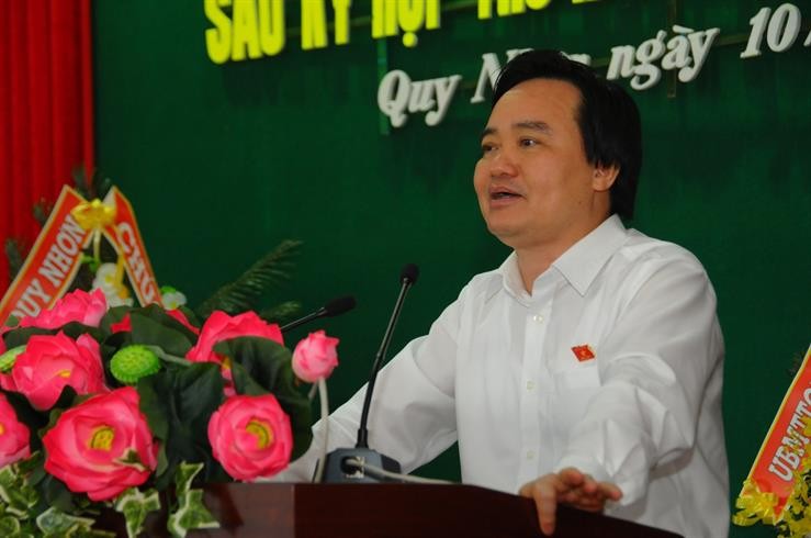 Bộ trưởng Phùng Xuân Nhạ tiếp thu và trao đổi các ý kiến của cử tri