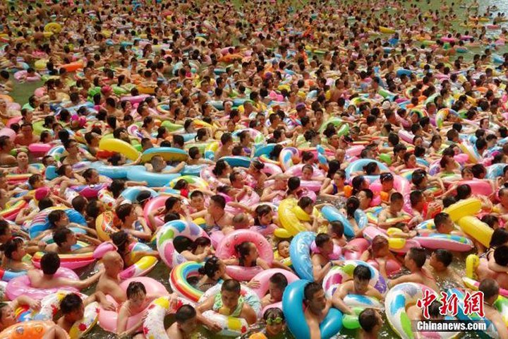 6.000 người Trung Quốc chen chúc kín đặc bể bơi
