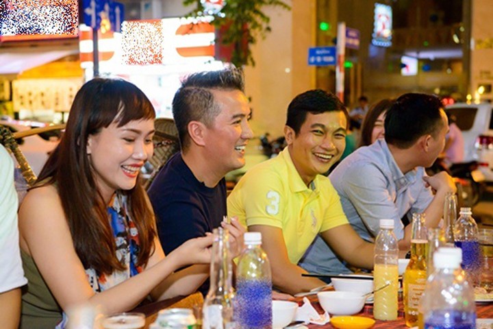 Mr Đàm vui vẻ ăn nhậu ngoài lề đường cùng Phương Uyên, Thiều Bảo Trang