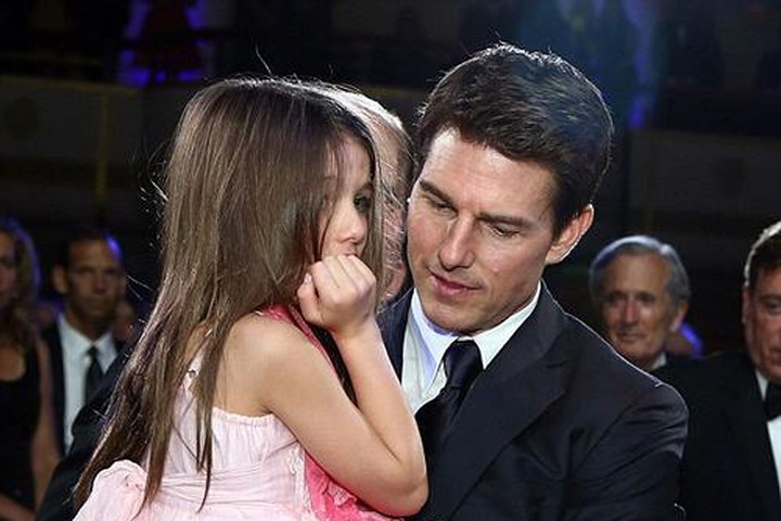 Cuộc sống trái ngược của con gái Beckham và Tom Cruise