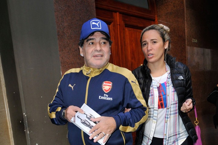 Maradona phẫu thuật nâng mặt để xứng với người tình trẻ