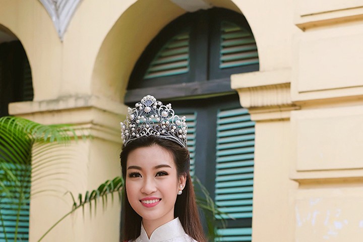 Ngắm nhan sắc các Hoa hậu, Á hậu Việt về thăm trường trong ngày khai giảng