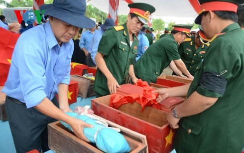 Đội quy tập và tìm kiếm hài cốt liệt sĩ K52, thuộc Bộ chỉ huy quân sự tỉnh Gia Lai quy tập hài cốt liệt sĩ hy sinh tại Campuchia. Ảnh: Nguyễn Thảo