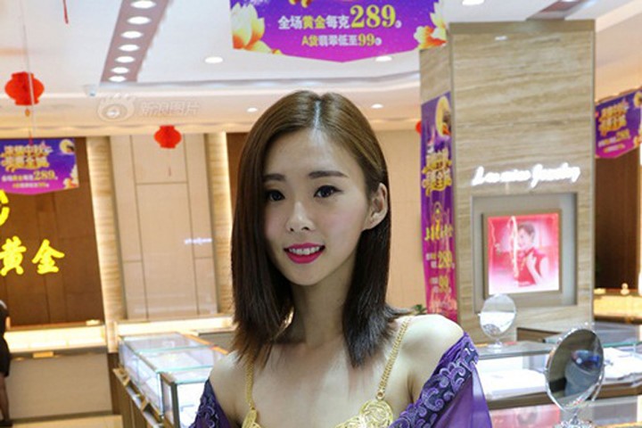 Mặc đồ lót vàng ròng 3,5 tỷ đồng, cô gái Trung Quốc gây sốt